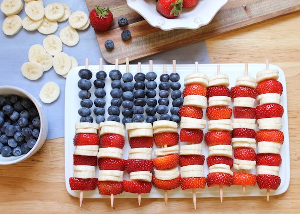 So Easy! Make these American Flag Party Fruit Skewers for July 4th party bbq picnic strawberries bananas blueberries snack healthy diet dessert easy1