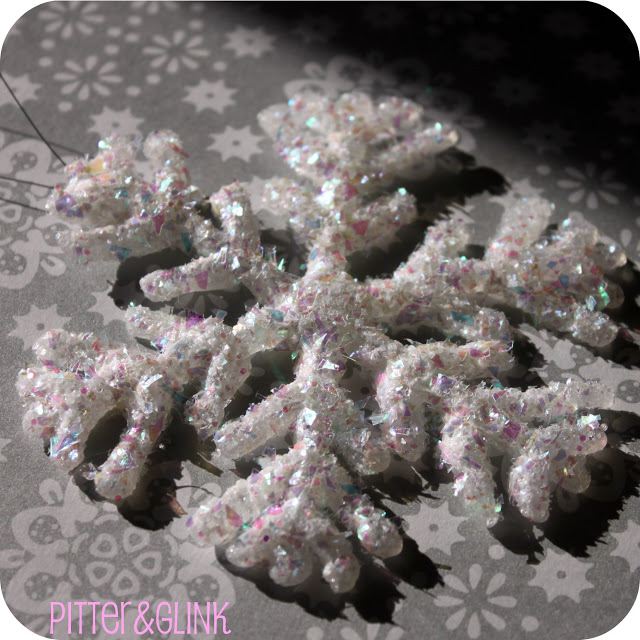Christmas DIY: Adorable Glittery Glue Gun Snowflakes2
