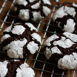 Easy Chocolate Snowcap Cookies1