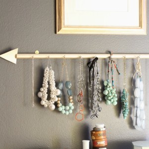Make This Arrow Jewellery Holder for Under $10! budget cheap organizing easy craft dowel rod wood paint9