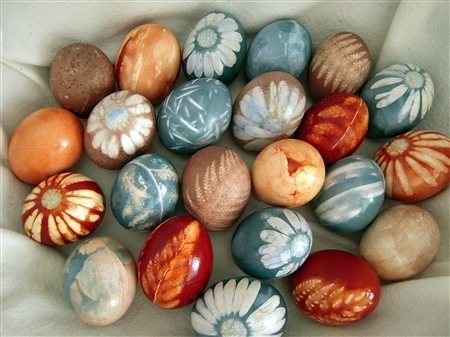 How to Decorate Easter Eggs Using Herbs and All-Natural Vegetable Dyes!1