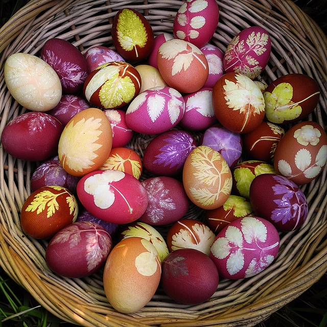 How to Decorate Easter Eggs Using Herbs and All-Natural Vegetable Dyes!2
