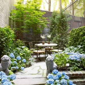 pretty-statues-in-garden-backyard-landscaping-ideas