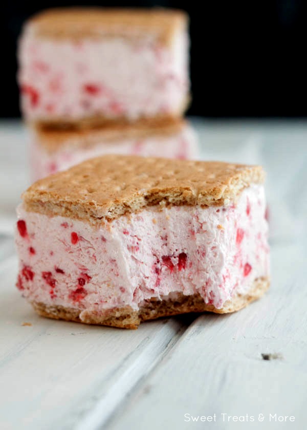 Raspberry-Greek-Yogurt-Ice-Cream-Sandwiches home made easy summer tasty desert healthy