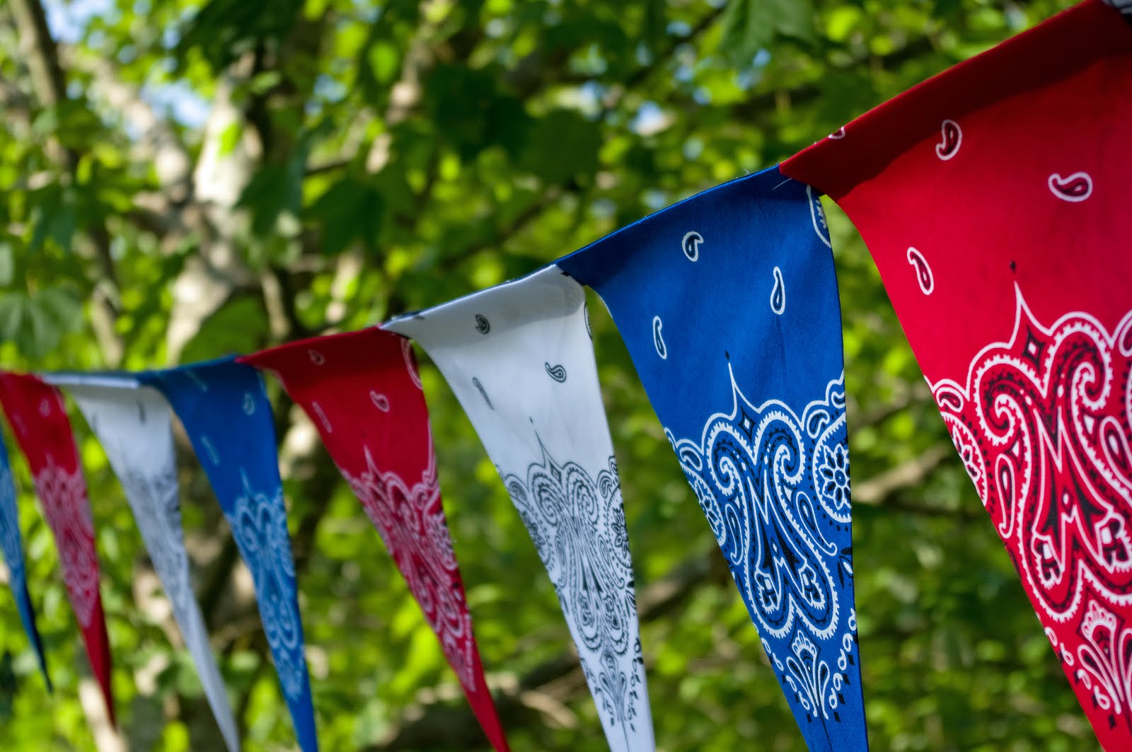 July 4th DIY- Easy Patriotic Bandana Decor table cloth banner napkins party decor bbq5