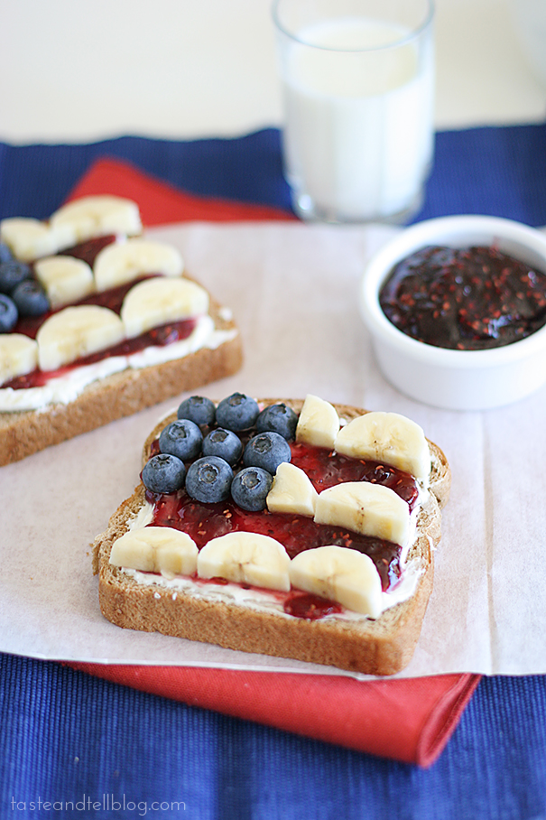 Easy Breakfast! July 4th Fruit Toast with Creamcheese and Jam breakfast brunch patriotic blueberries raspberry jam bananas cream cheese healthy filling kids1