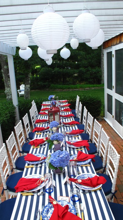 Get Inspired- Take a Look at These 10 Patriotic Outdoor Tables lantered checkered plaid navy napkins rustic diy easy budget5