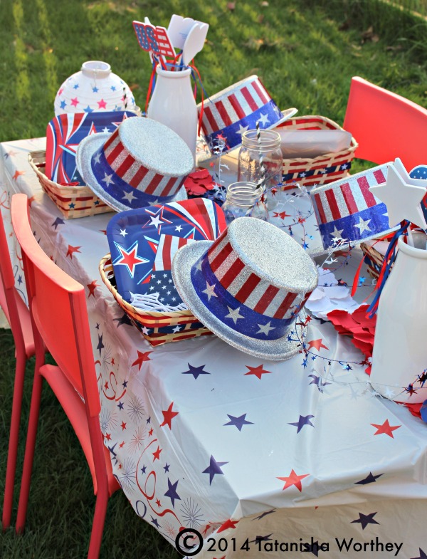 Get Inspired- Take a Look at These 10 Patriotic Outdoor Tables lantered checkered plaid navy napkins rustic diy easy budget7