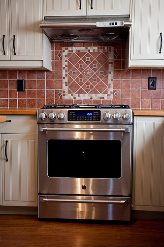 How to Clean Your Oven Door Glass baking soda water easy cleaning kitchen scrubbing1