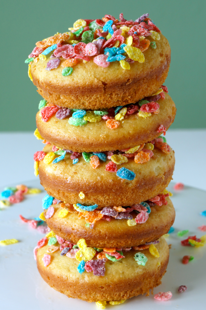 You've Got to Try These Yummy Desserts Made from Cereal! fruity pebbles donuts cake diy easy breakfast1