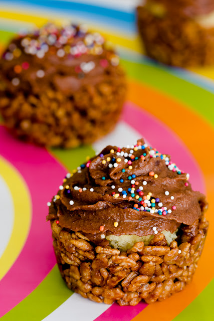 You've Got to Try These Yummy Desserts Made from Cereal! fruity pebbles donuts cake diy easy breakfast4