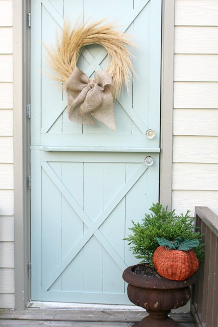 8 Ways to Decorate Your Home This Fall decor orange red neutral pumpin pillows autumn5