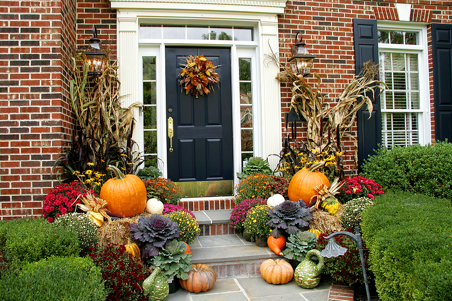 7 Ways To Decorate Your Home This Fall Better HouseKeeper   8 Ways To Decorate Your Home This Fall Decor Orange Red Neutral Pumpin Pillows Autumn7 