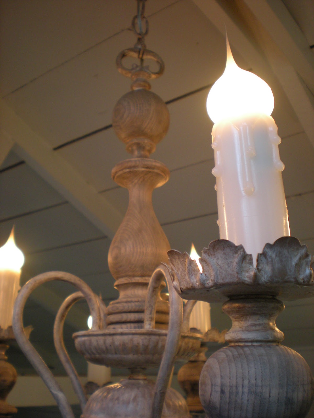 DIY: Make This Gorgeous Old World Lamp! spray paint antique thirft store budget7