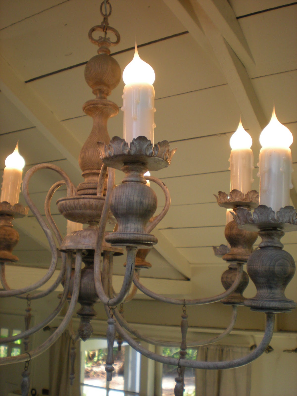 DIY: Make This Gorgeous Old World Lamp! spray paint antique thirft store budget9