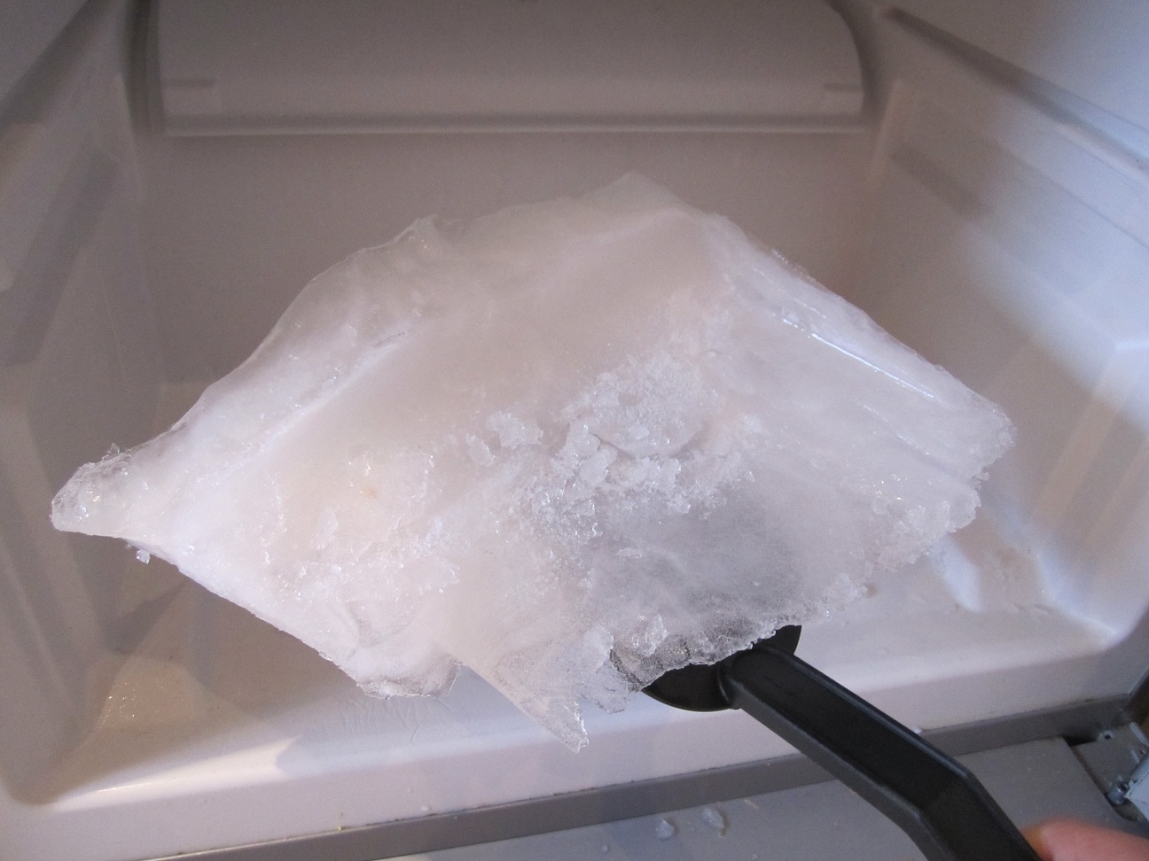 How to Declutter Your Freezer! containers cleaning baking soda organize frozen food1