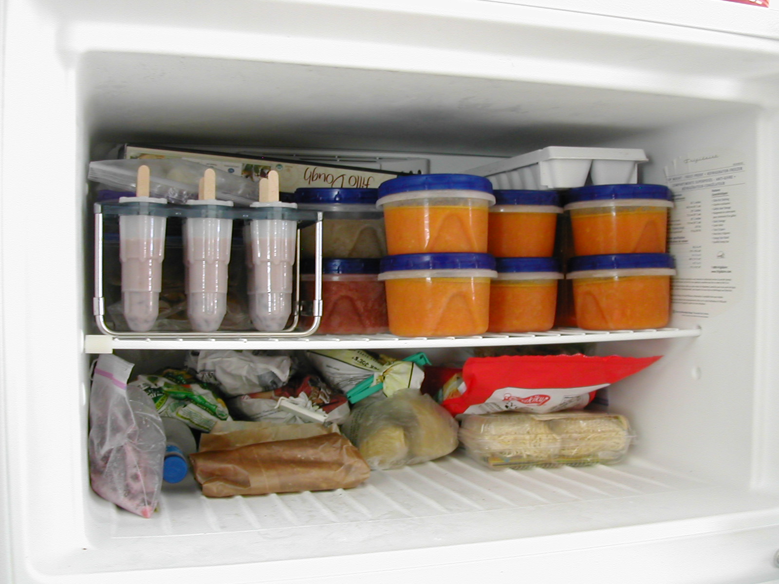 How to Declutter Your Freezer! containers cleaning baking soda organize frozen food2
