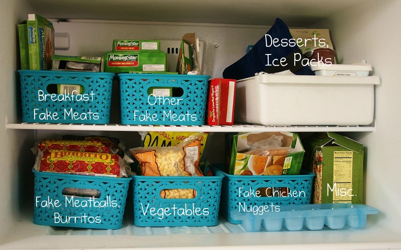 How to Declutter Your Freezer! containers cleaning baking soda organize frozen food4