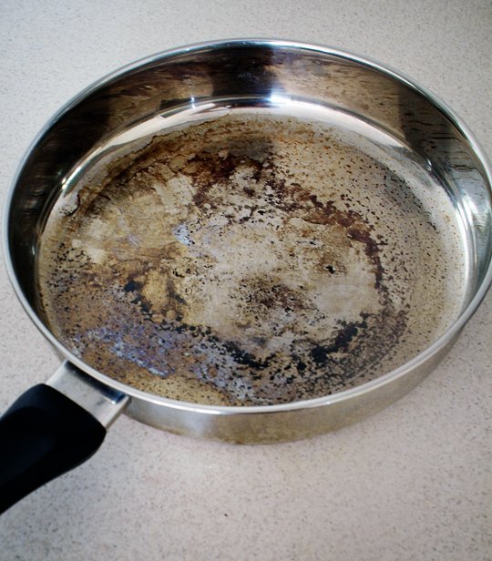 The Easy Way to Clean Burnt Pots and Pans Without Scrubbing! baking soda vinegar hydrogen peroxide1