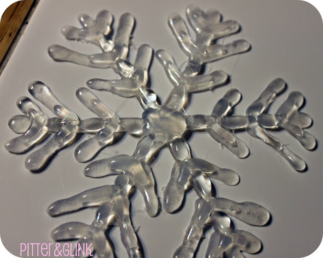 Christmas DIY: Adorable Glittery Glue Gun Snowflakes5
