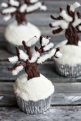 Let it snow, let it snow, let it snow! Easy Snowy Tree Cupcakes1