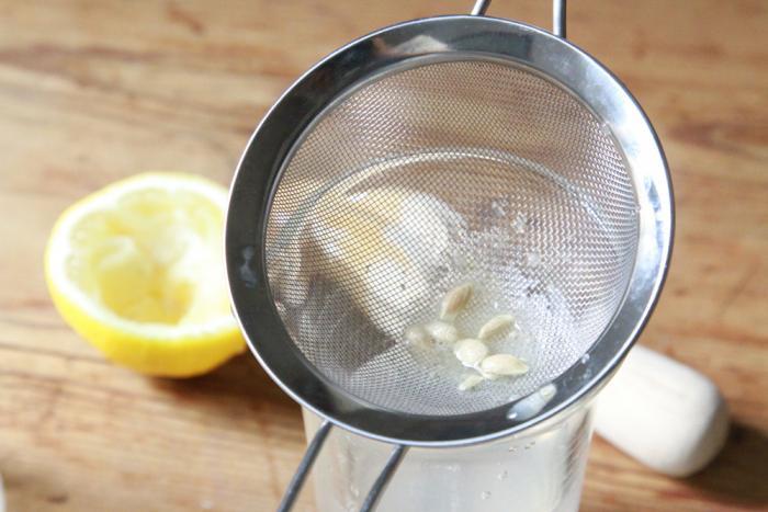 The SECRET to Getting Your Windows Sparkling Like Diamonds! vinegar cornstarch lemon water2