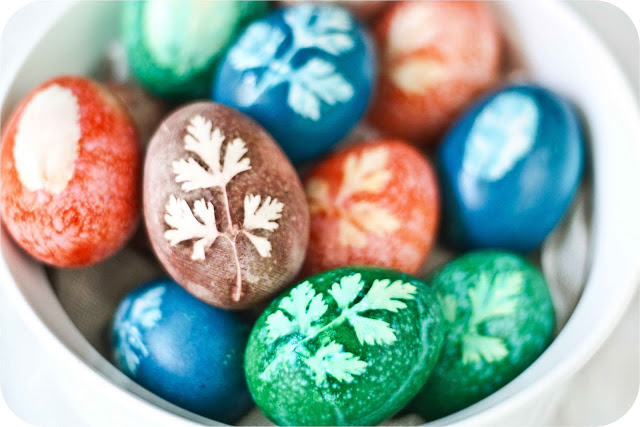 How to Decorate Easter Eggs Using Herbs and All-Natural Vegetable Dyes!10