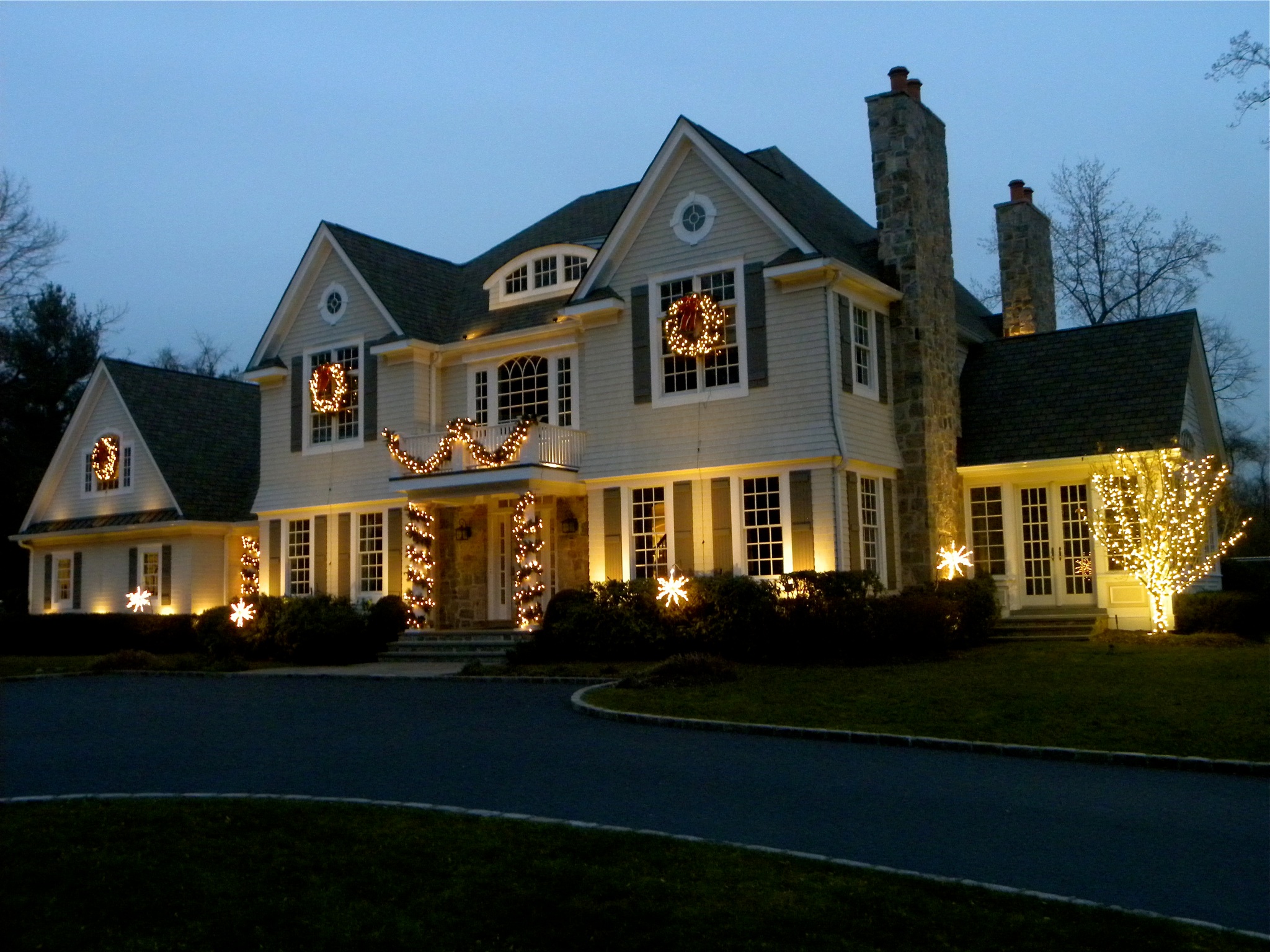 outdoor-holiday-lighting-in-great-falls-virginia