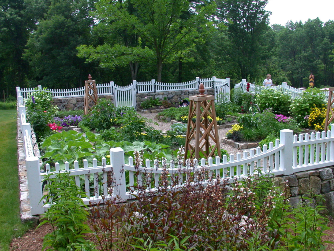 cute-fenced-backyard-garden-idea-keep-animals-out