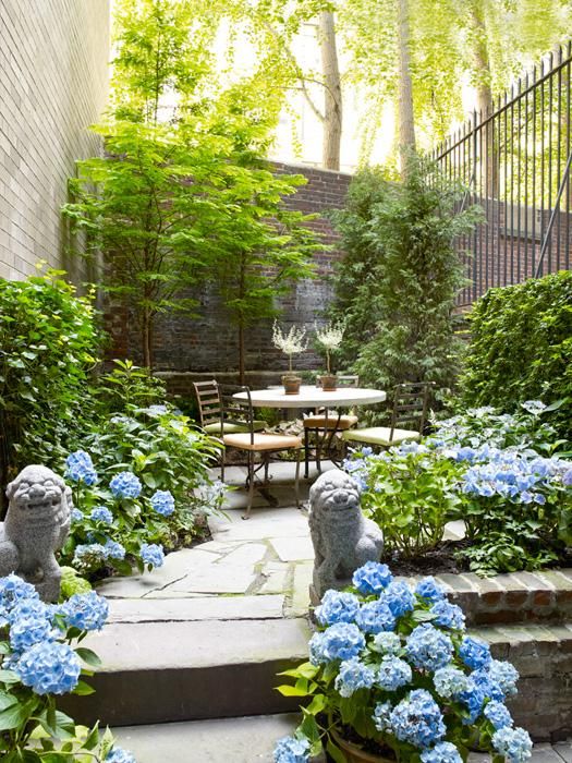 pretty-statues-in-garden-backyard-landscaping-ideas