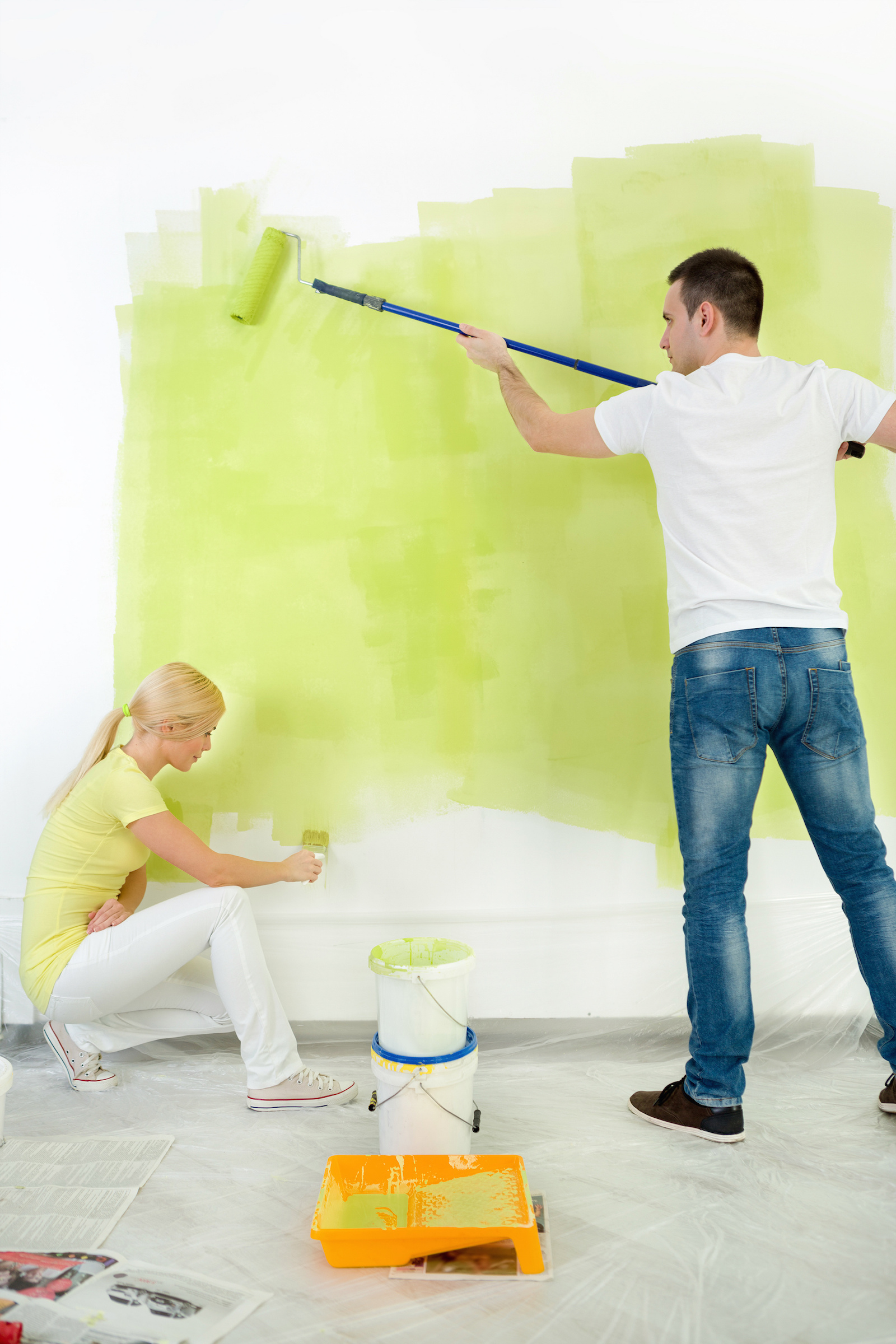 Лучшие краски для покраски обоев. Краска для стен в квартире. Крашенные стены. Покраска стен в квартире. Окрашивание стен.